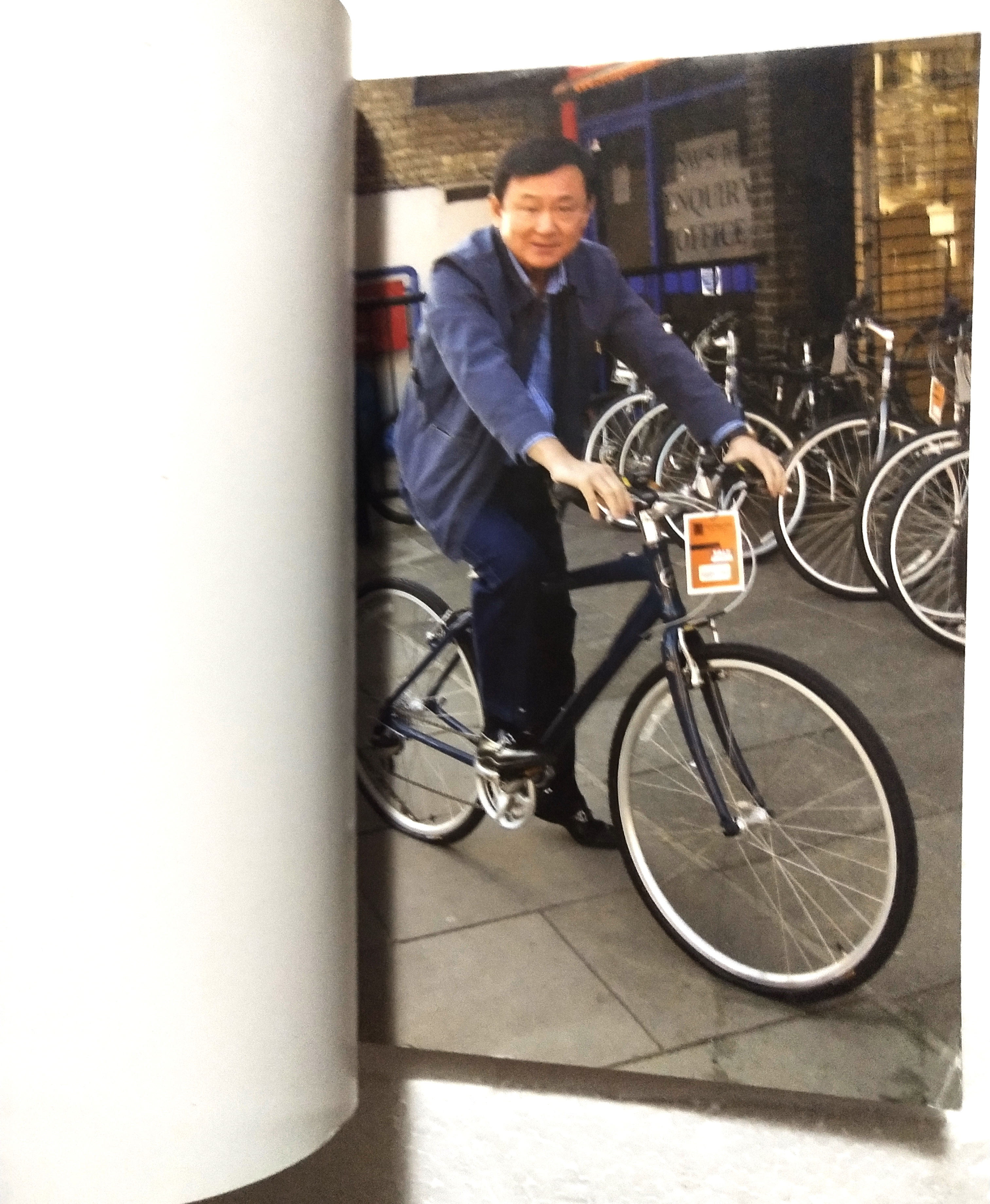 หนังสือชีวิตหลังการปฏิวัติของอดีตนายกรัฐมนตรี ทักษิณ ชินวัตร ***มีตำหนิตามภาพ "ทักษิณ WHERE ARE YOU" โดย สุณิสา เลิศภควัต พิมพ์ครั้งแรก สิงหาคม 2550