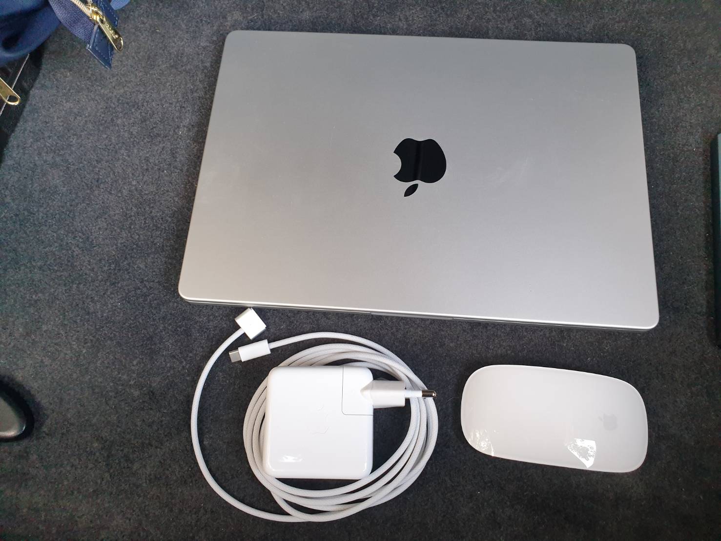 Apple Macbook Pro M3 14" 8GB/512GB เครื่องและสายชาตร์ สภาพใหม่มาก