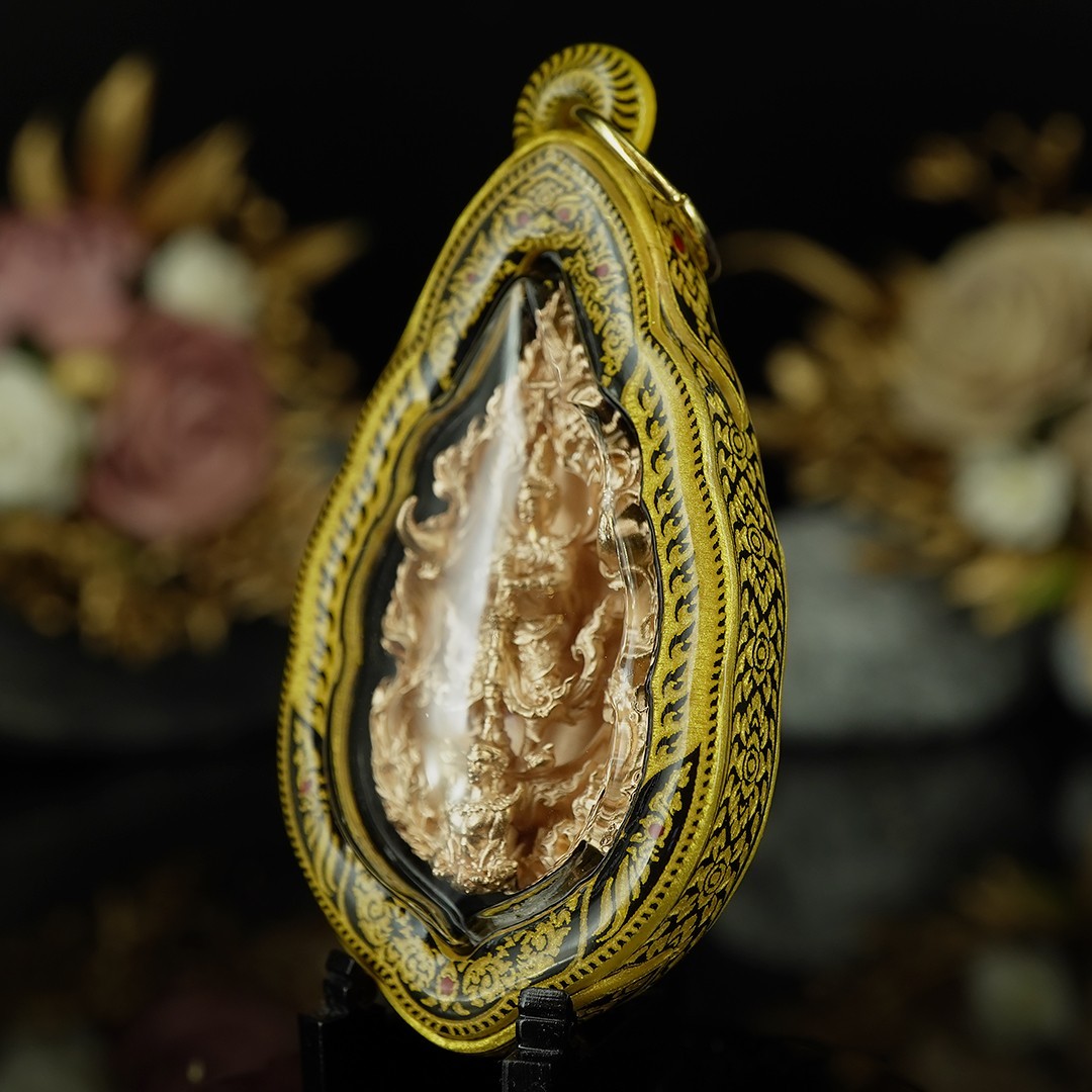 บริการเลี่ยมแบบมีลายขอบข้าง No.A สีทอง (แบบห้อยคอ ขนาดพระไม่เกิน 5 เซนติเมตร) ** ลูกค้าส่งงานมาเลี่ยมที่ร้าน ระยะเวลาเลี่ยมประมาณ 3-5 วัน ไม่รวมระยะเวลาจัดส่ง **