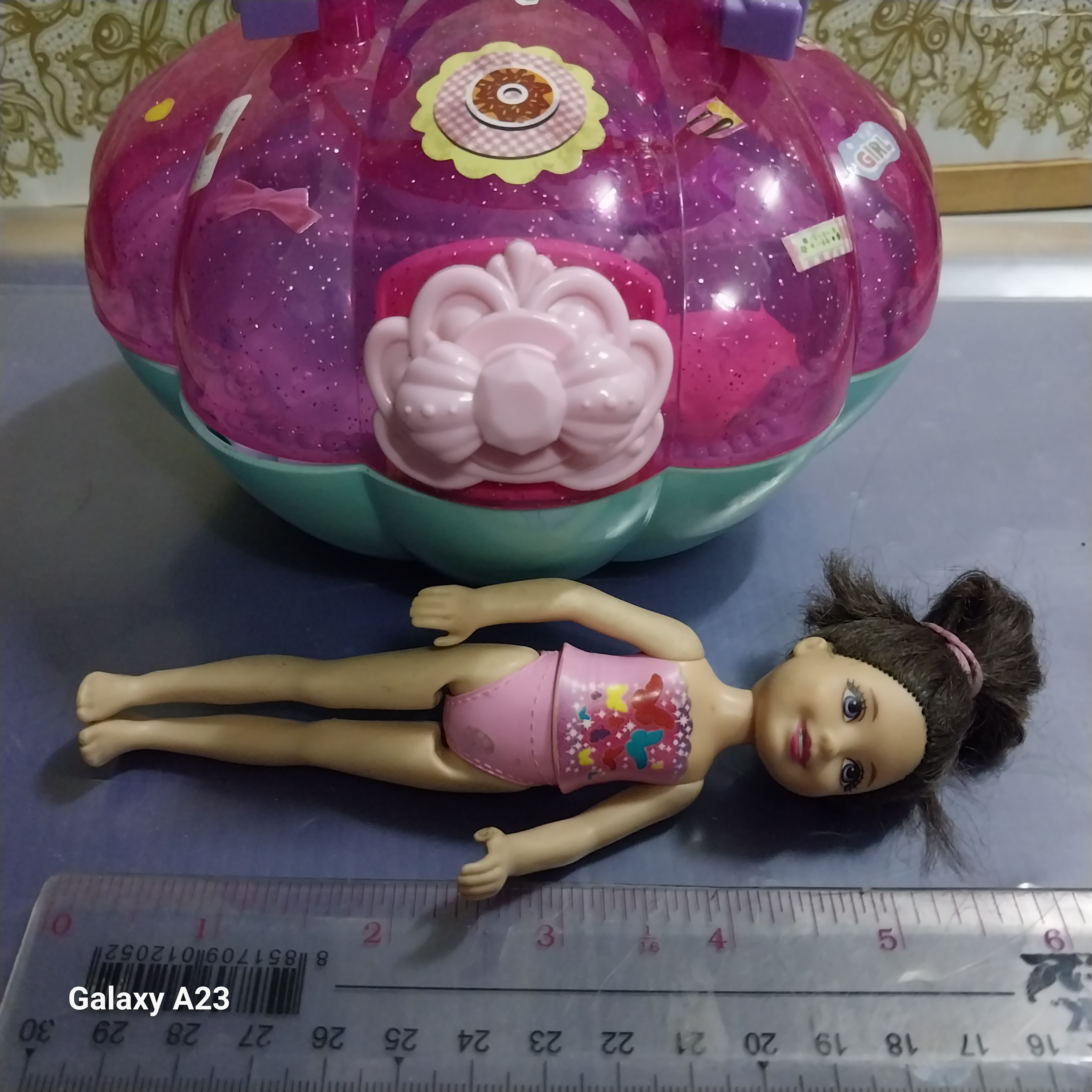 มีหลายภาพ เล่นน้ำจริงไม่ได้ ตุ๊กตา บาร์บี้เด็ก มีรอยที่กางเกงในหน้าและหลัง ตามภาพ พร้อมอ่างอาบน้ำ เป็นกระเป๋ารูปหอย ปิดเปิดฝาได้