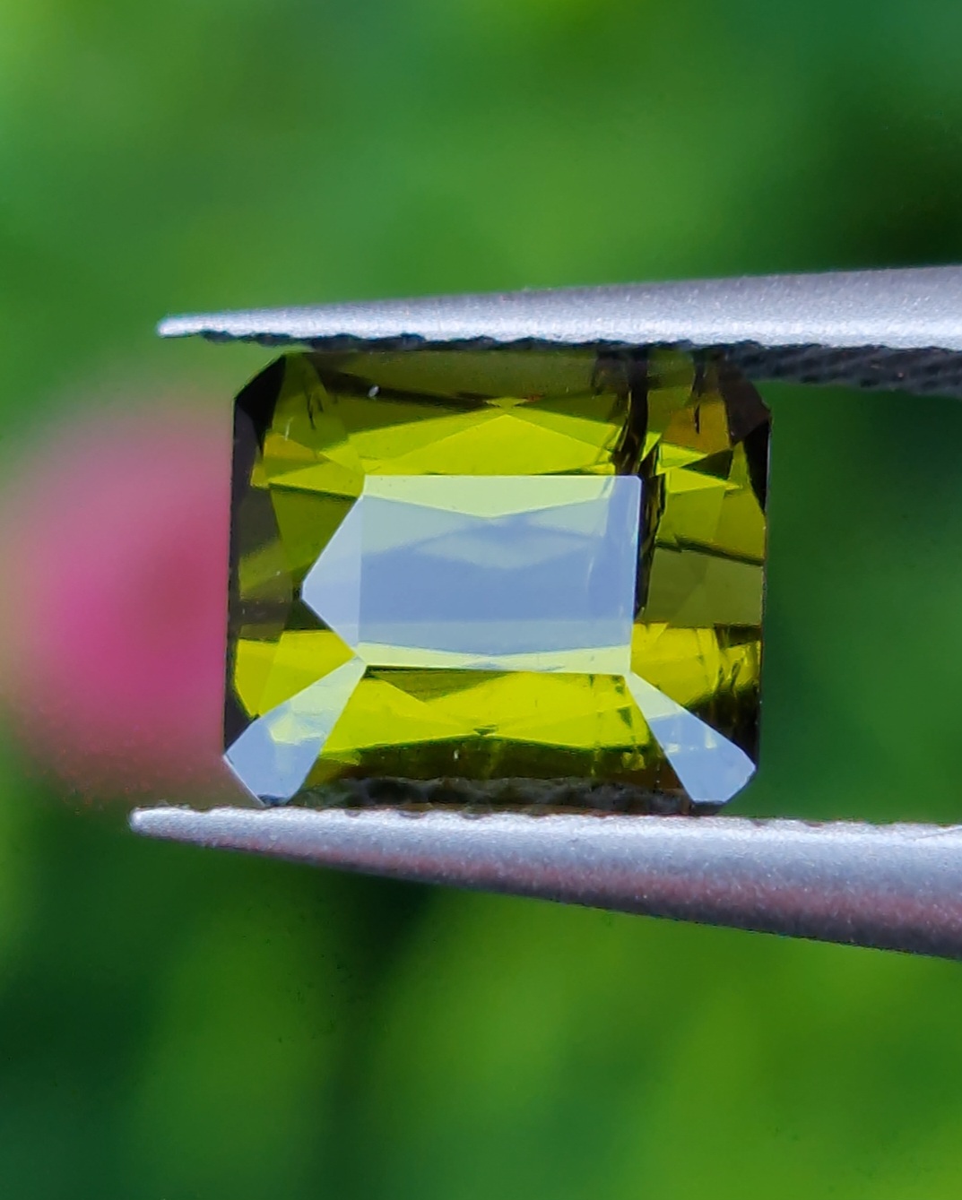 พลอย กรีน ทัวร์มารีน (Green Tourmaline) 1.15 กะรัต (Cts.) อัญมณีมงคลประจําวันเกิด เครื่องประดับพลอย