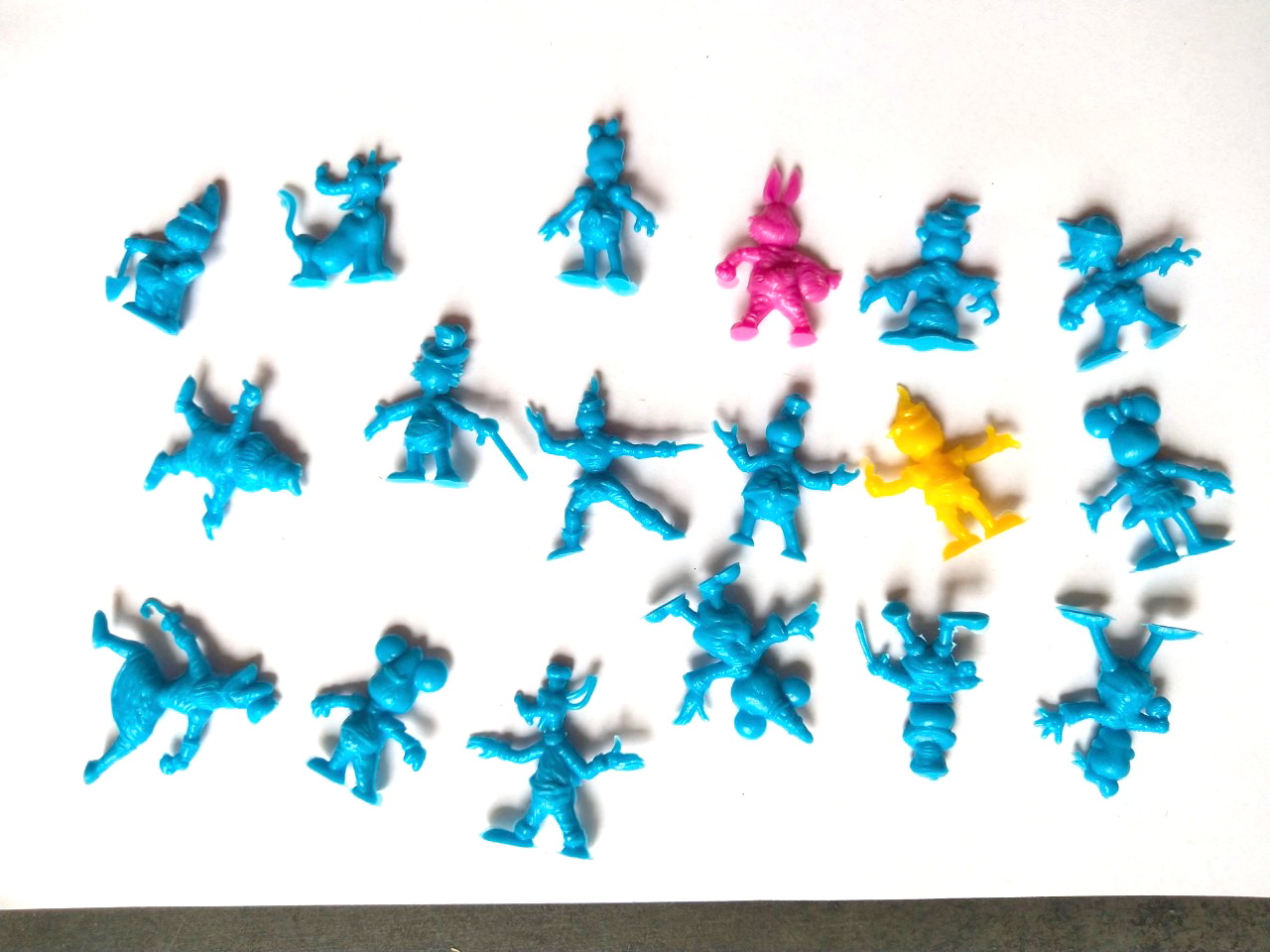 ชุดตุ๊กตุ่นดีสนีย์ ตุ๊กตุ่นตัวละครจากภาพยนตร์การ์ตูนของ วอลท์ ดีสนีย์ อาทิ ปีเตอร์แพน, สนีซซี่, อังเคิลสคู๊ซ, มิกกี้เม้าส์, ลูอี้, กัปตันฮุค, โดบี, เดซี่ดั๊ก, กัสกูซ, กูฟฟี่, เจมมินี่ คริกเก็ต, มินนี่เม้าส์, กรัมปี้, โดนัลด์ดั๊ก, พลูโต, แฟนตาเซียมิคกี้ แล