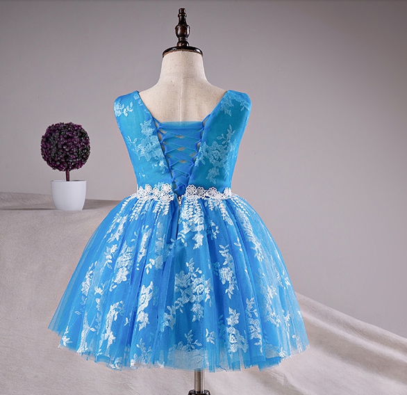 Pre-order ชุดราตรีเด็ก ชุดออกงาน ชุดกระโปรง สไตล์เจ้าหญิง แขนกุด คอวี ผ้าลูกไม้ฉลุ เชือกผูกหลัง