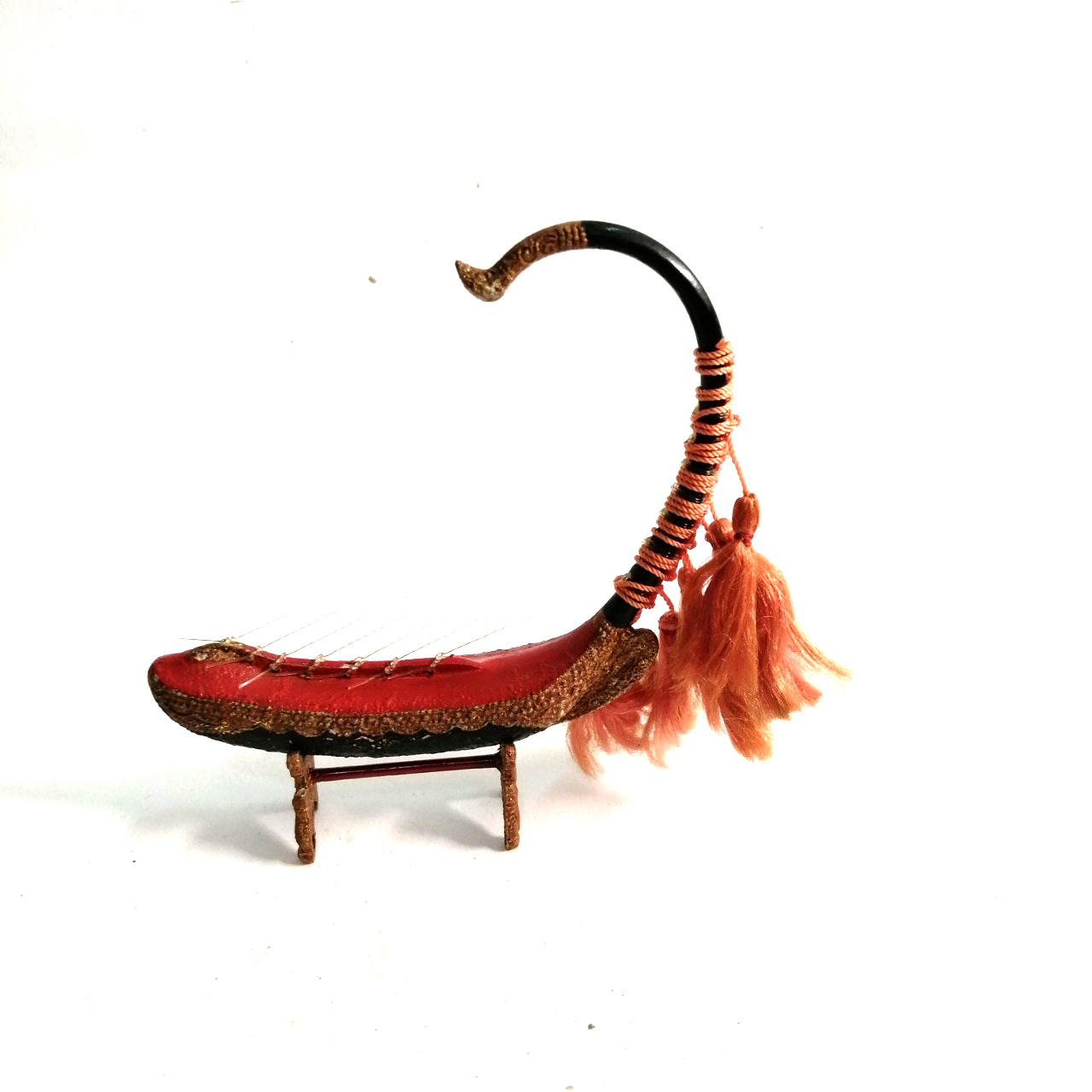 กล่องและเครื่องดนตรีจำลองที่ระลึก ทำจากเหล็ก สายเป็นเอ็น และประดับด้วยไหมของเก่าเก็บ มีตามที่เห็นขายตามสภาพ