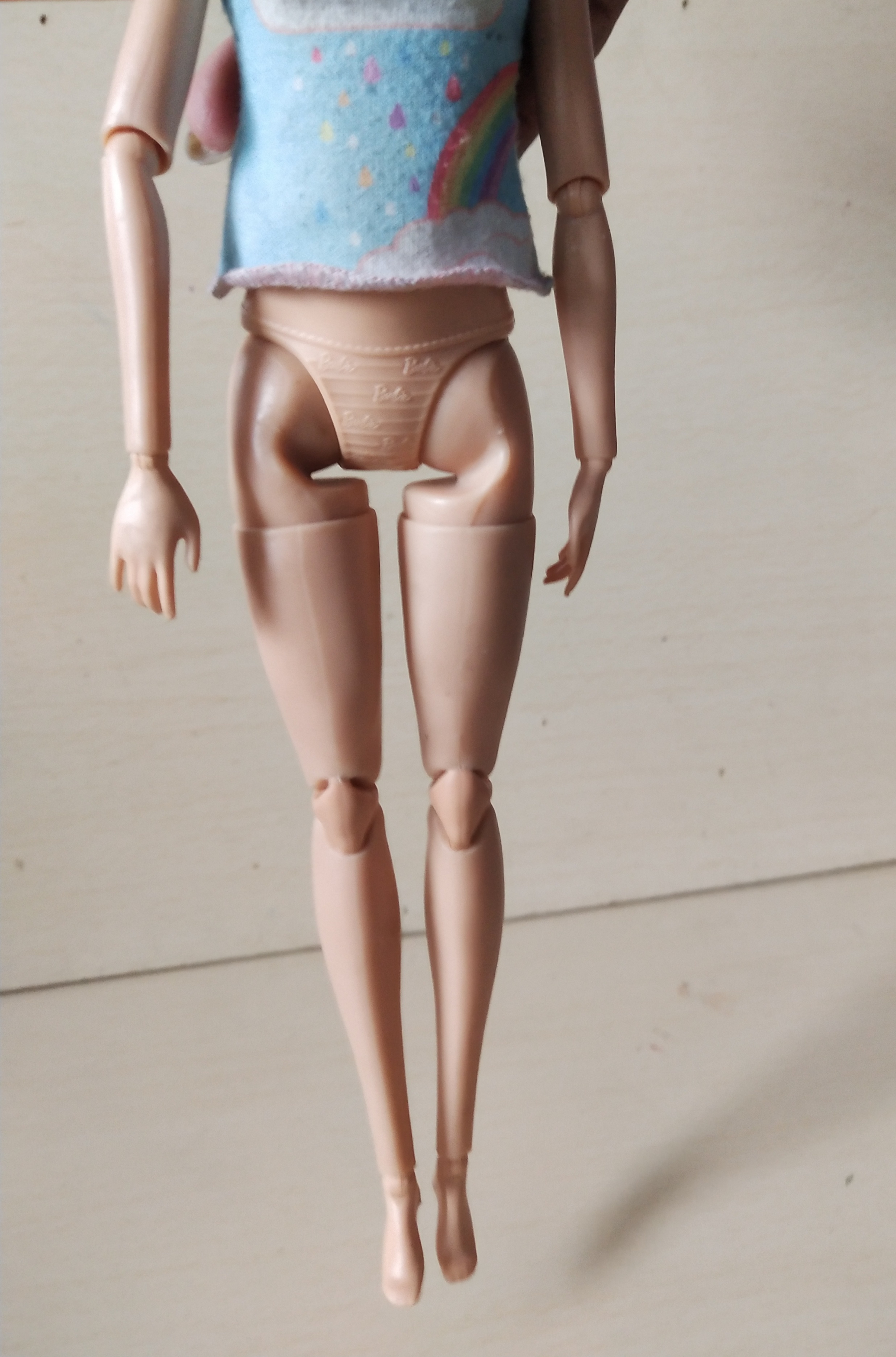 มีหลายภาพ คอมีรอยบิ่นเล็กน้อย แต่ไม่ทำให้คอโยกหรือหลวม ตามภาพ,ไม่ส่งผลต่อการโยกคลอน -ไม่หลวม ปกติ,,ไม่รวมฐาน,ตุ๊กตาบาร์บี้รุ่นโยคะมีเครื่อง แต่ระบบไฟไม่ทำงาน made_to_move มี ข้อต่อทั้งตัว Mattel China 2019 ไม่มีส่วนหลวม