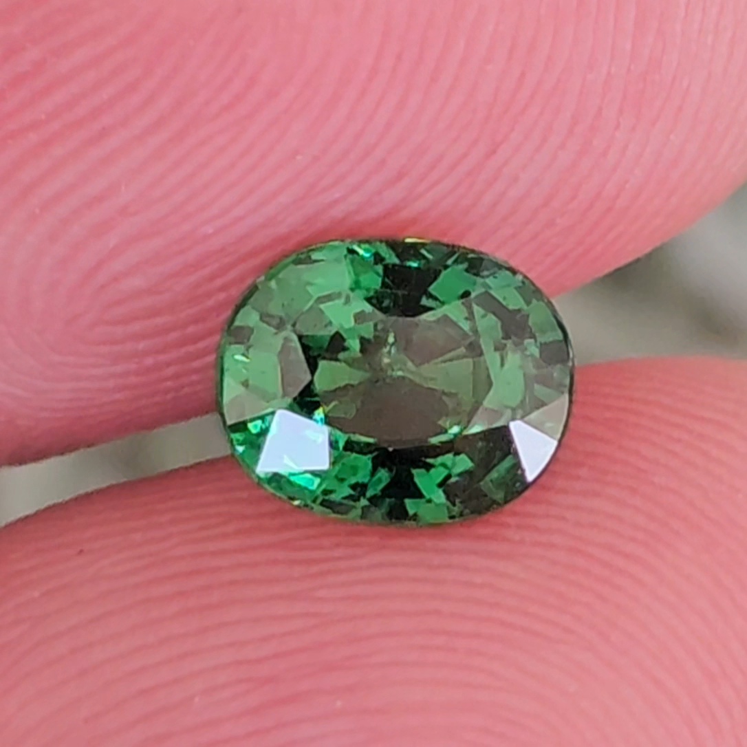 พลอย ซาโวไรท์ Tsavorite Garnet 1.36 กะรัต (Cts.) ดิบ Unheated พร้อมใบเซอร์ อัญมณีมงคลประจําวันเกิด เครื่องประดับพลอย