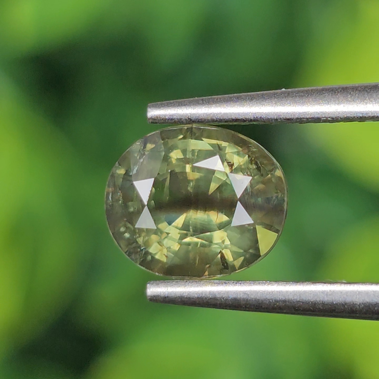 พลอย เขียวส่อง Green Sapphire 1.43 กะรัต (Cts.) ดิบ Unheated พลอยแท้ อัญมณีมงคลประจําวันเกิด เครื่องประดับพลอย