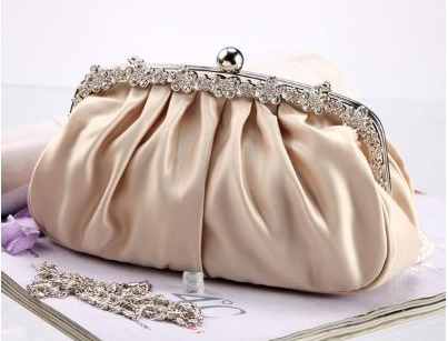 พร้อมส่ง Evening Clutch กระเป๋าออกงาน สี Apricot ผ้าซาตินจับจีบ ปากกระเป๋ารมดำลายดอกไม้ มาพร้อมสายโซ่สั้น งานส่งออกญี่ปุ่น
