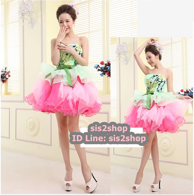 พร้อมเช่า ชุดแฟนซี ชุดราตรีสั้น เกาะอก สีเขียวชมพู แต่งดอกช่วงอก ผูกโบว์คาดเอว กระโปรงผ้าแก้วเป็นชั้น ๆ ซิปหลัง