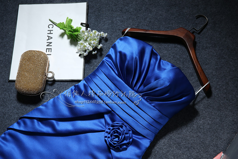 Pre-order ชุดราตรีสั้น เข้ารูป ผ้าซาติน เกาะอก คาดเอวด้วยผ้า แต่งดอก จับจีบ มีซิป