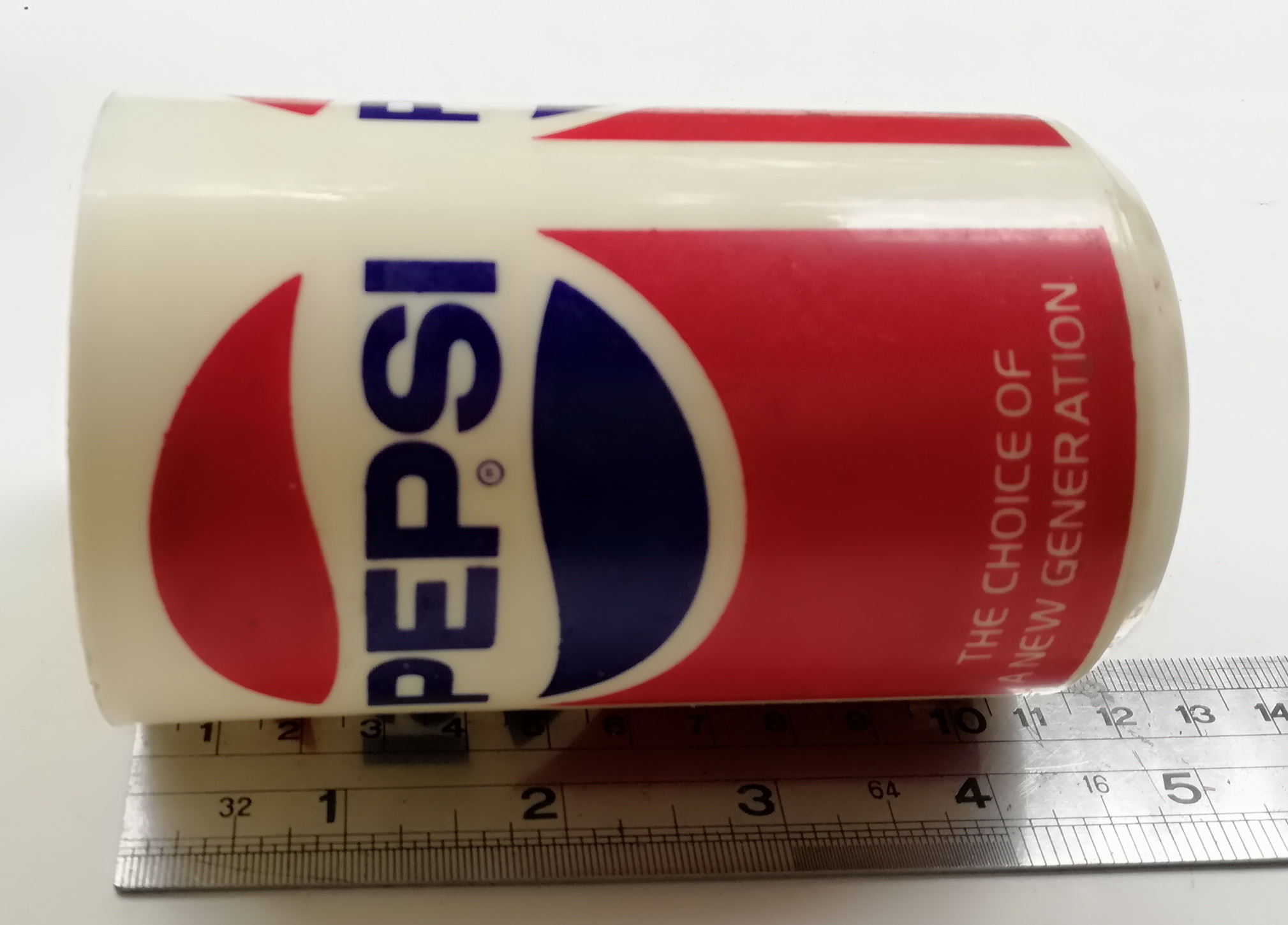 ของสะสมเก่า แก้วน้ำพลาสติกสีครีมพิมลาย เป๊บซี่ ตัวอักษรภาษาอังกฤษ 3 ด้าน, PEPSI, THE CHOICE OF A NEW GENRATION