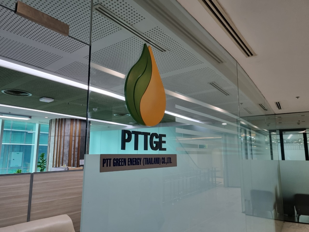 ป้ายอักษรอะคริลิค PTTGE