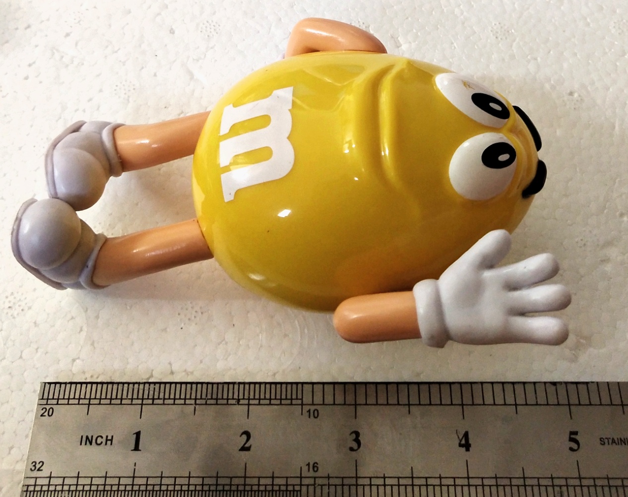 ของสะสม ตุ๊กตา M&M สีเหลือง**ตาขาวมีรอนถลอก ด้านหลังเปิดได้ ใช้เก็บห่อขนม สูง5นิ้ว กว้างจากแขนซ้ายถึงแขนขวา 3นิ้วสภาพใหม่