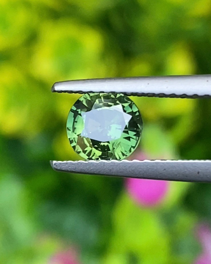 พลอย เขียวส่อง (Green Sapphire) 1.02 กะรัต (Cts.) พลอยแท้ อัญมณีมงคลประจําวันเกิด เครื่องประดับพลอย