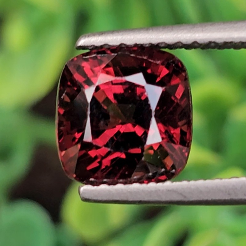 พลอย สปิเนล (Spinel) 2.79 กะรัต (Cts.) ดิบ (Unheated) พลอยแท้ อัญมณีมงคลประจําวันเกิด เครื่องประดับพลอย