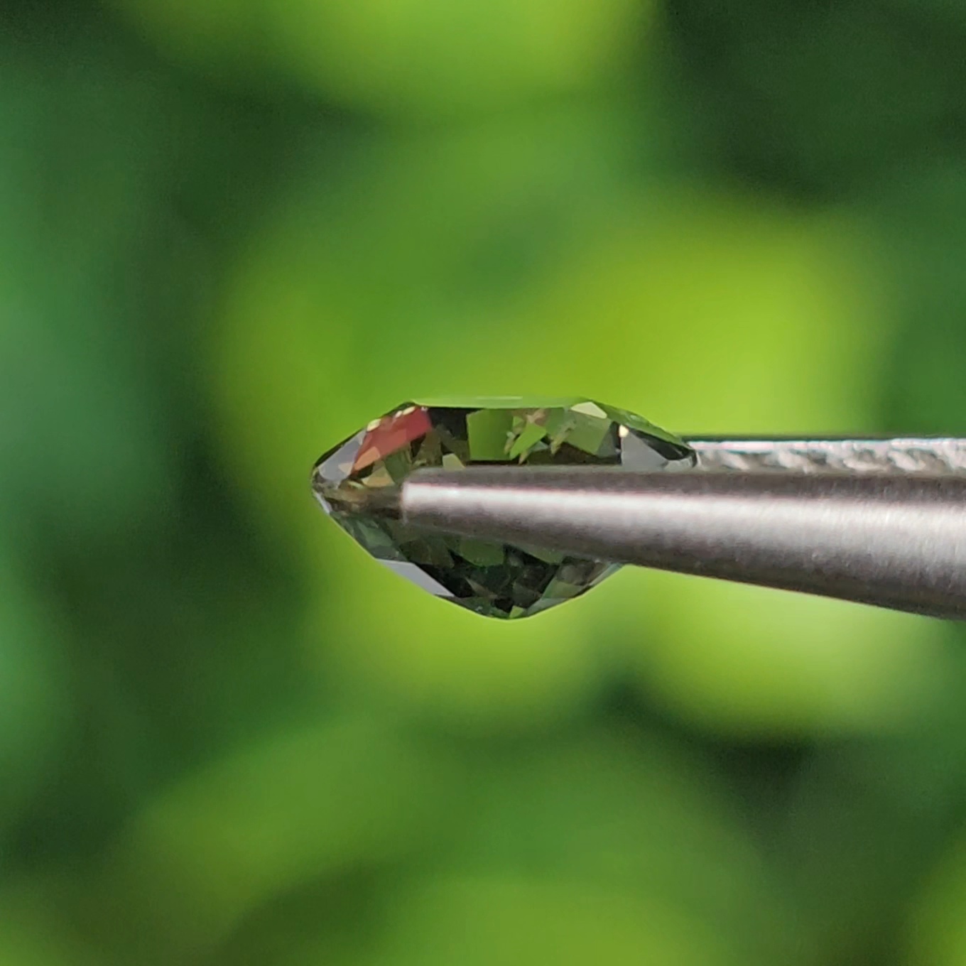 พลอย เขียวส่อง Green Sapphire 0.85 กะรัต (Cts.) ดิบ (Unheated) พลอยแท้ อัญมณีมงคลประจําวันเกิด เครื่องประดับพลอย