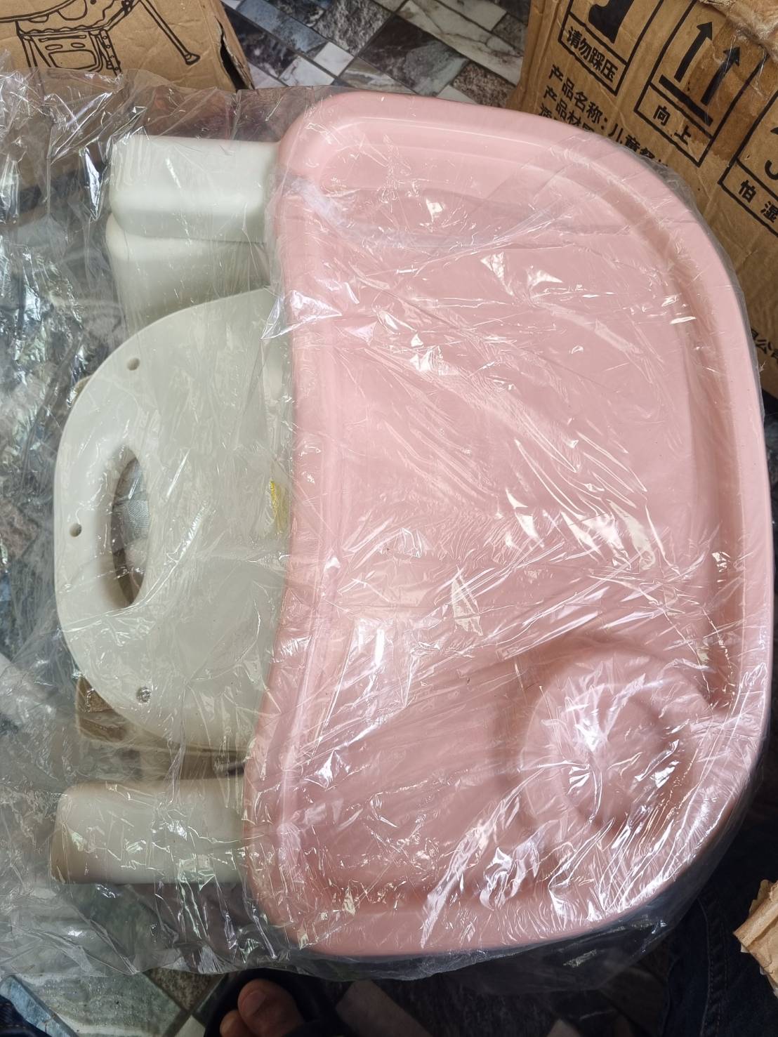 เก้าอี้กินข้าวเด็กน้อย ราคาดี มี 9 ตัว ของใหม่ มีสีฟ้า 2 ชมพู 5 สีนกเป็ดน้ำ 2