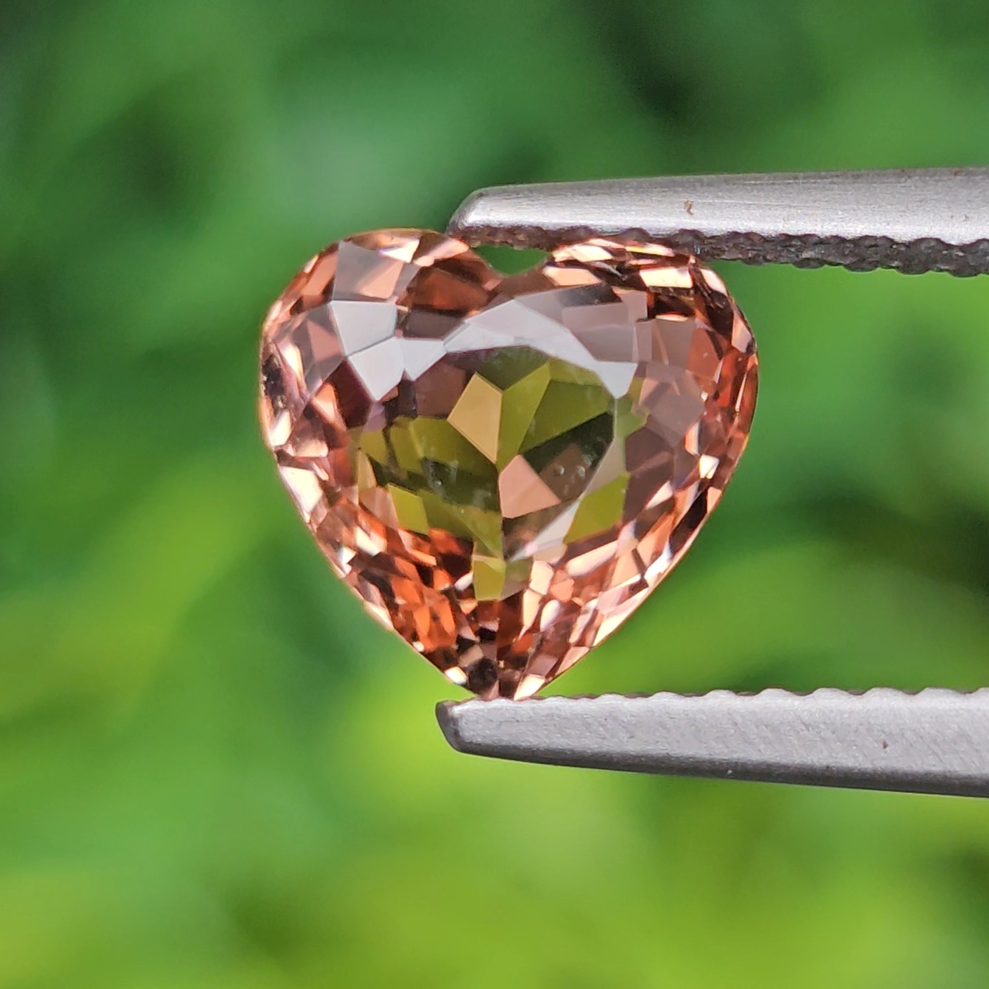 พลอย ทัวร์มาลีน Tourmaline 2.02 กะรัต (Cts.) ลอยแท้ อัญมณีมงคลประจําวันเกิด เครื่องประดับพลอย