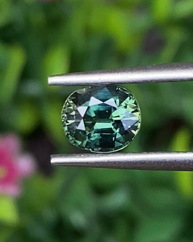 พลอย เขียวส่อง Green Sapphire 1.12 กะรัต (Cts.) เผาเก่า VVS พลอยแท้ อัญมณีมงคลประจําวันเกิด เครื่องประดับพลอย