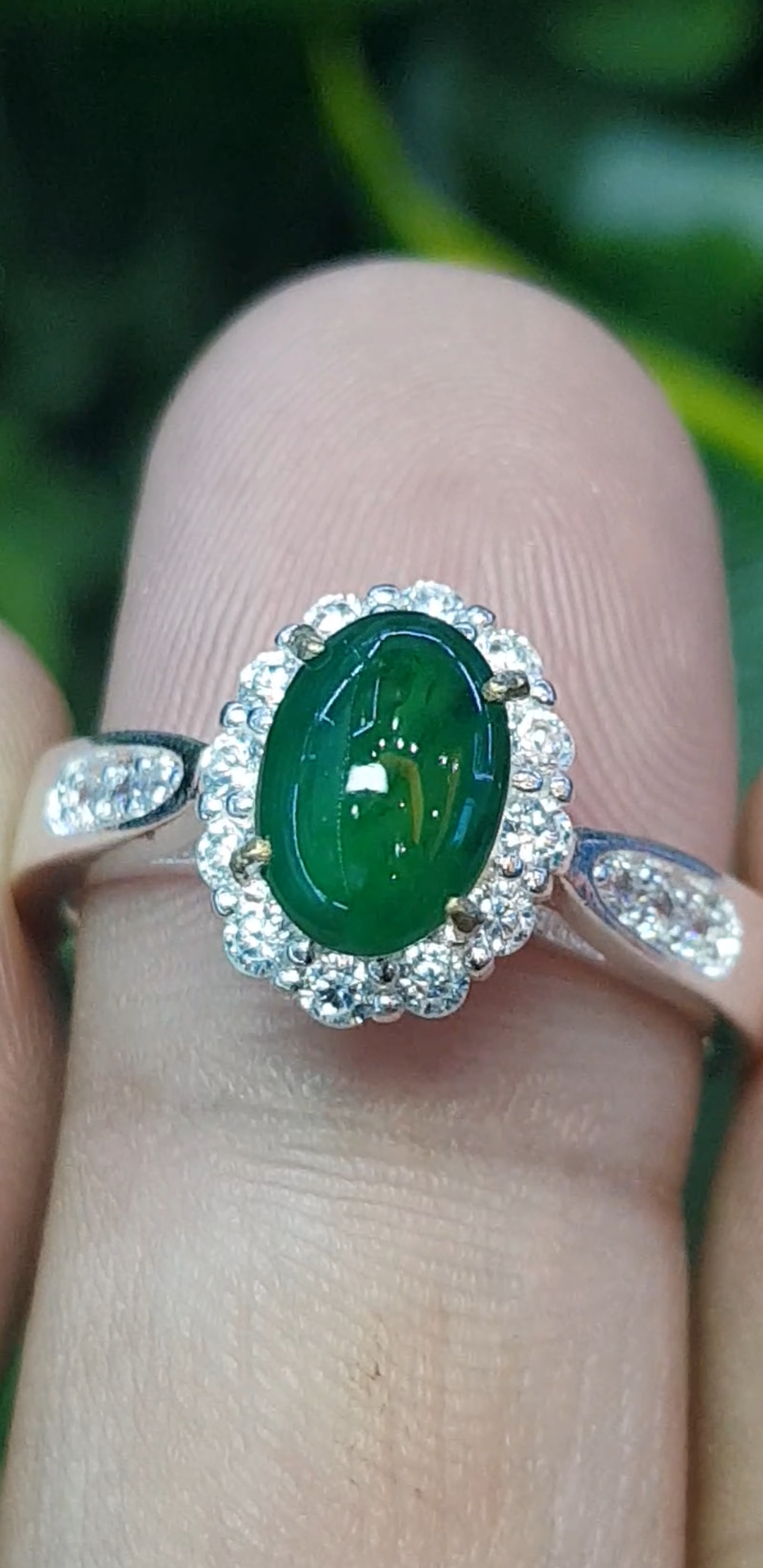 หยก พม่า แท้ Jade แหวนหยก (jadeite) 1.38 กะรัต (Cts.) ดิบ (Size) 60 ไม่ผ่านการปรับปรุง (Type A) พม่า (Myanmar)