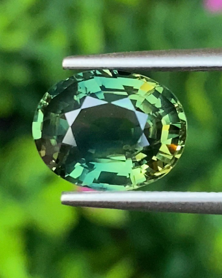 พลอย เขียวส่อง Green Sapphire 4.26 กะรัต (Cts.) พร้อมใบเซอร์ พลอยแท้ อัญมณีมงคลประจําวันเกิด เครื่องประดับพลอย