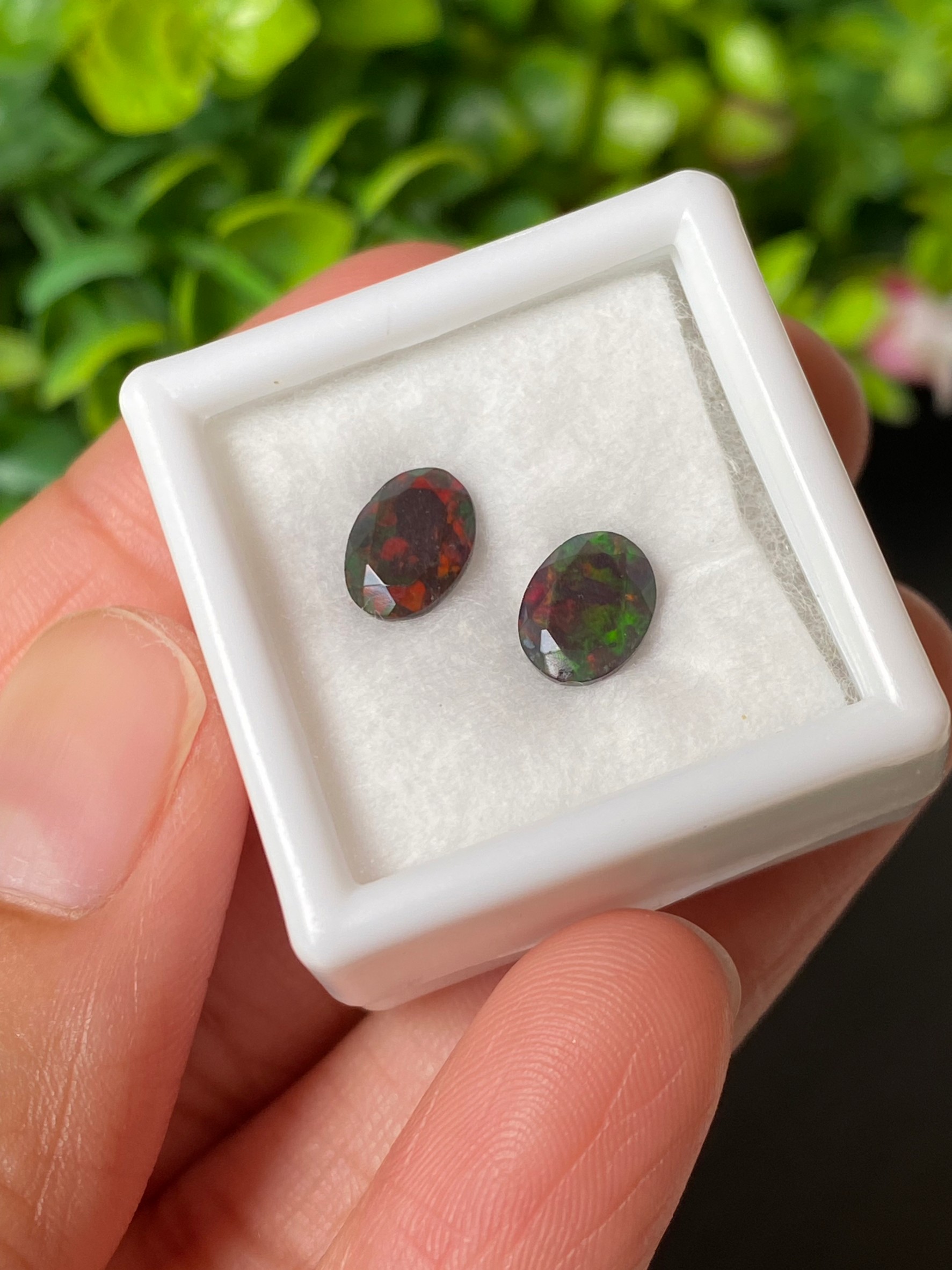 พลอย แบล็ก โอปอล Black Opal 1.22 กะรัต (Cts.) 2 เม็ด (Pcs.) พลอยแท้ อัญมณีมงคลประจําวันเกิด เครื่องประดับพลอย