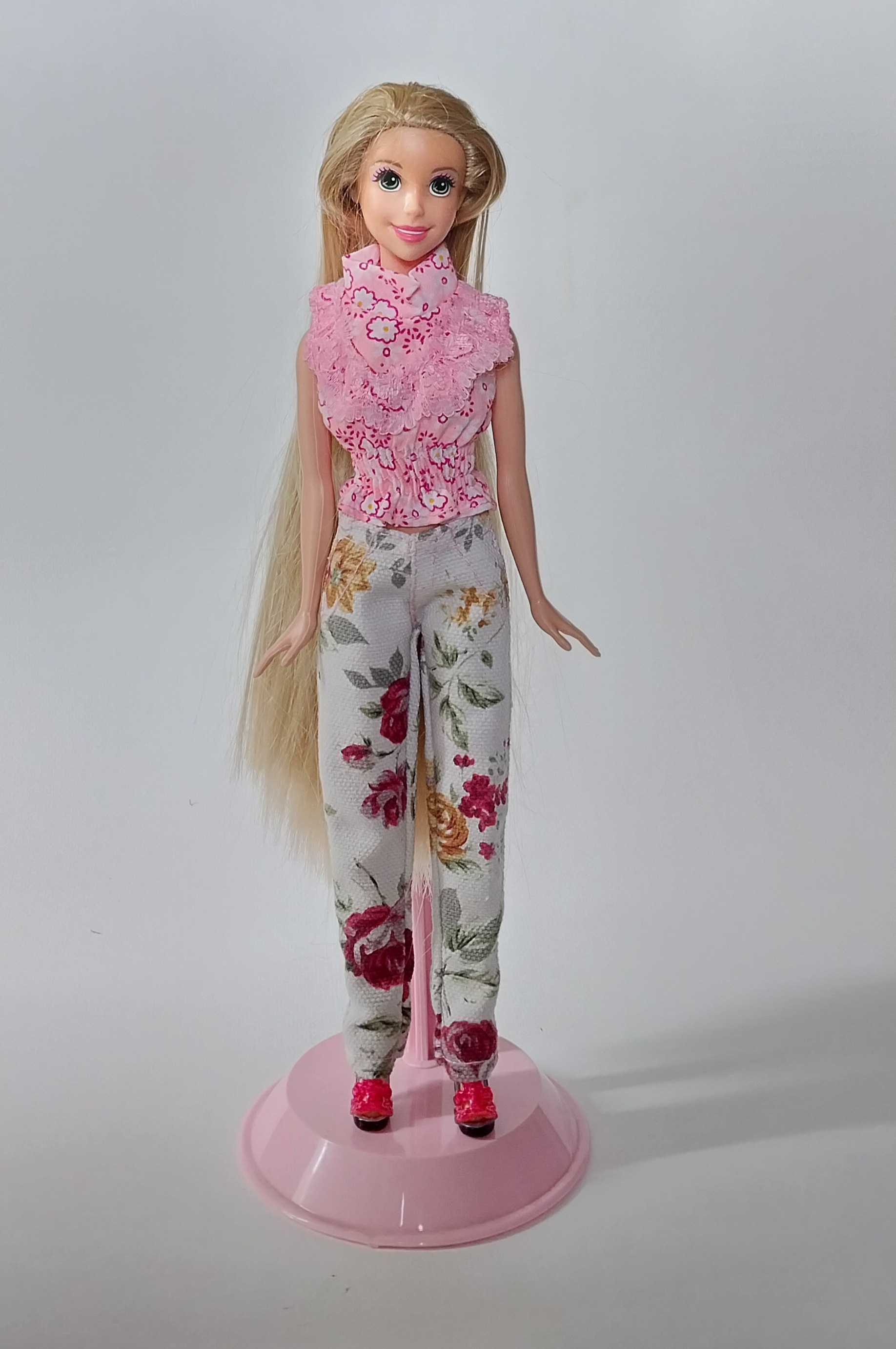 ตุ๊กตาบาร์บี้ เจ้าหญิงราพันเซล แถมชุด**แขนหลวมบ้าง Princess Rapunzel จากดิสนีย์ ปริ๊นเซส Disney Princess หน้าสวย ผมทองยาวสลวย รุ่นขาแข็ง หักงอไม่ได้ ของแท้แมทเทบปี 2012 Made in Indonesia, **ปลายผมมีตำหนิเล็กน้อยตามภาพ