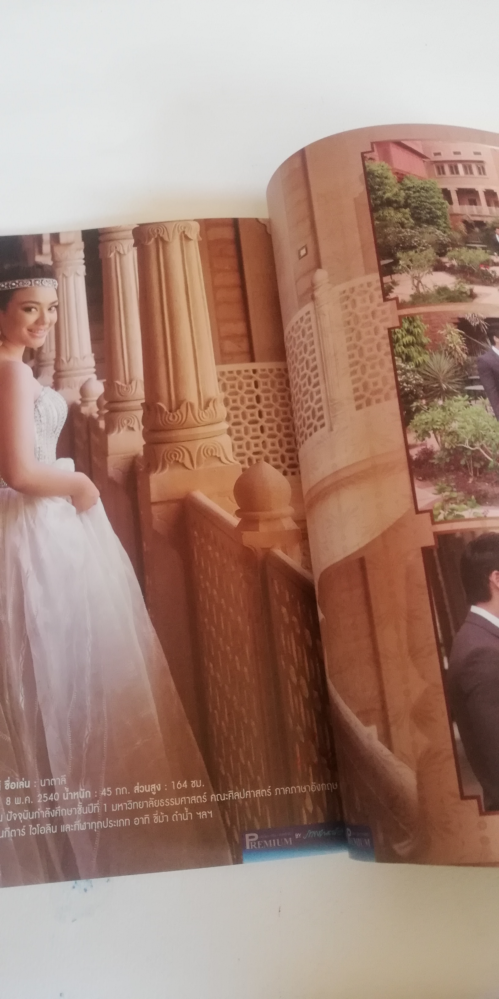 มีหลายภาพ, มุมปกด้านล่าง และด้านในเกือบทุกหน้ามีลายเซ็นต์สีแดงตามภาพ, หนังสือภาพละครช่อง3, ดาวหลงฟ้าภูผาสีเงิน