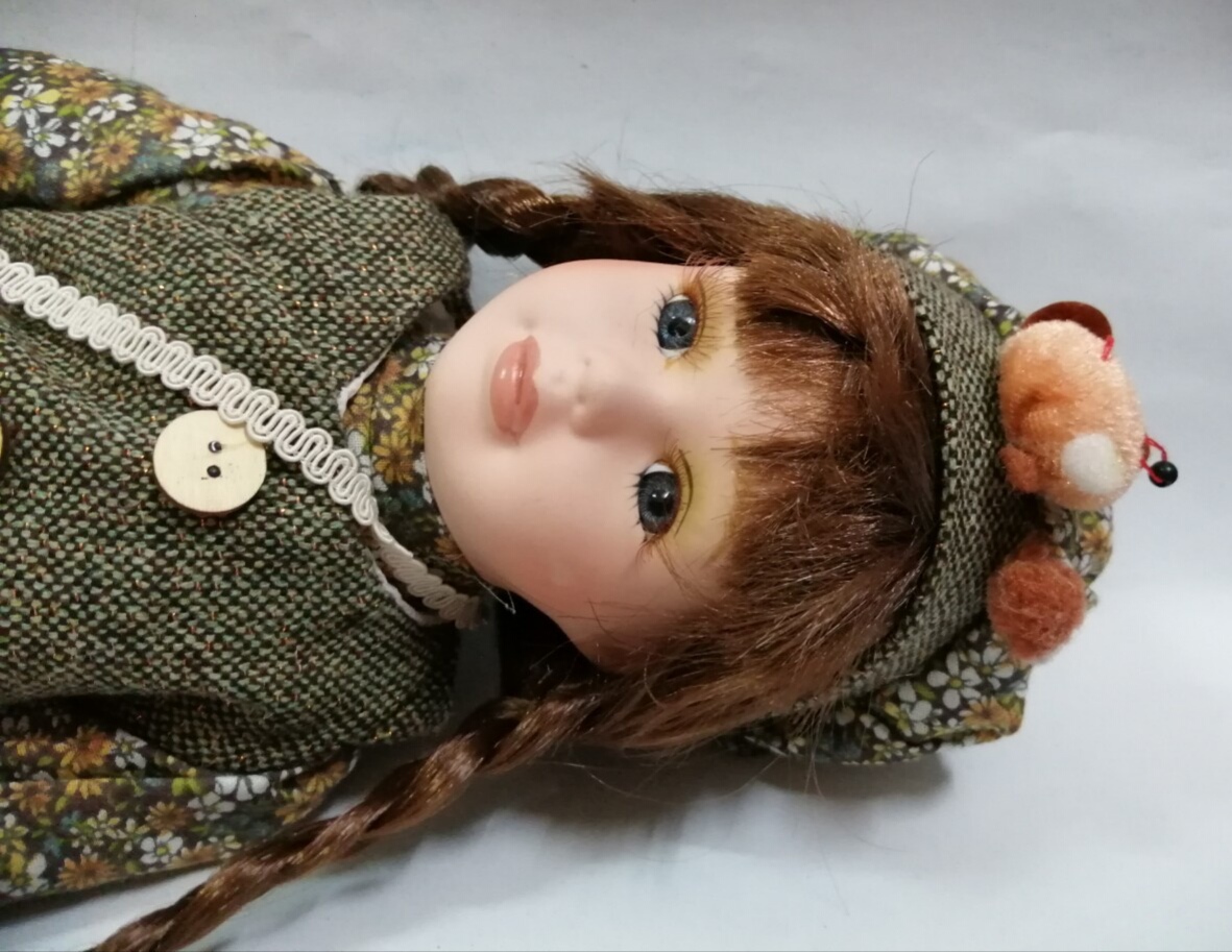 ของสะสม ตุ๊กตาพอร์ซเลน Porcelain doll ตุ๊กตาเด็กหญิงผมเปีย แต่งกายแนววินเทจน่ารัก ใส่หมวกลายเดียวกับชุด **ตุ๊กตาติดหมวก ตาหลุด 1 ข้าง ตามภาพที่2 ***สภาพเก่าเก็บสะสม ขนาด สูง 42 ซม.