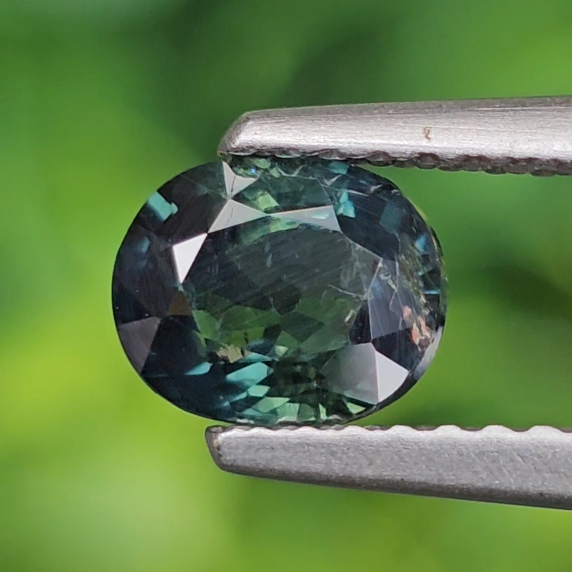 พลอย เขียวส่อง Green Sapphire 1.04 กะรัต (Cts.) พลอยแท้ อัญมณีมงคลประจําวันเกิด เครื่องประดับพลอย