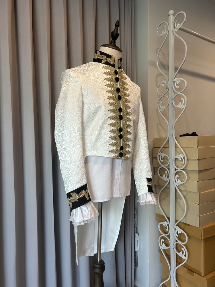 เช่า เสื้อสูทเจ้าชาย สูทอังกฤษ ขุนนางอังกฤษ สีขาว ปักดิ้นสีทอง