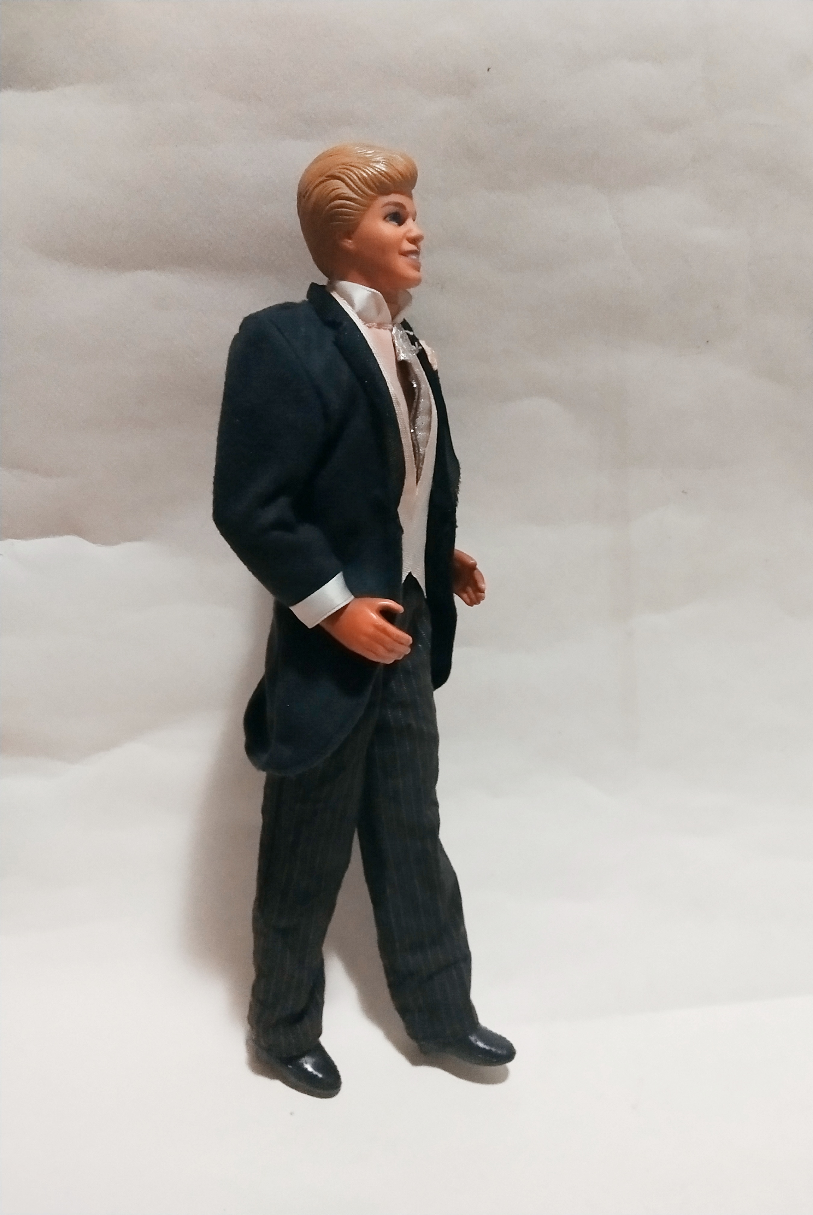 มือ2 มือมีตำหนิ ด้านซ้ายต่อด้วยกาว โปรดดูทุกภาพ,ตุ๊กตาบาร์บี้ผู้ชาย งานเก่า เคน เป็นเพื่อนเจ้าบ่าว รายละเอียดด้านล่างค่ะ