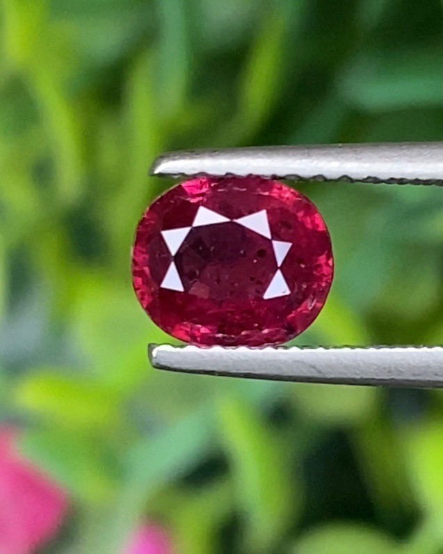พลอย ทับทิม Ruby sapphire 1.03 กะรัต (Cts) *สีพิเศษแดงเลือดนก (Pigeon Blood Red)* พร้อมใบเซอร์ (With Certificate) พลอยแท้ อัญมณีมงคลประจําวันเกิด เครื่องประดับพลอย