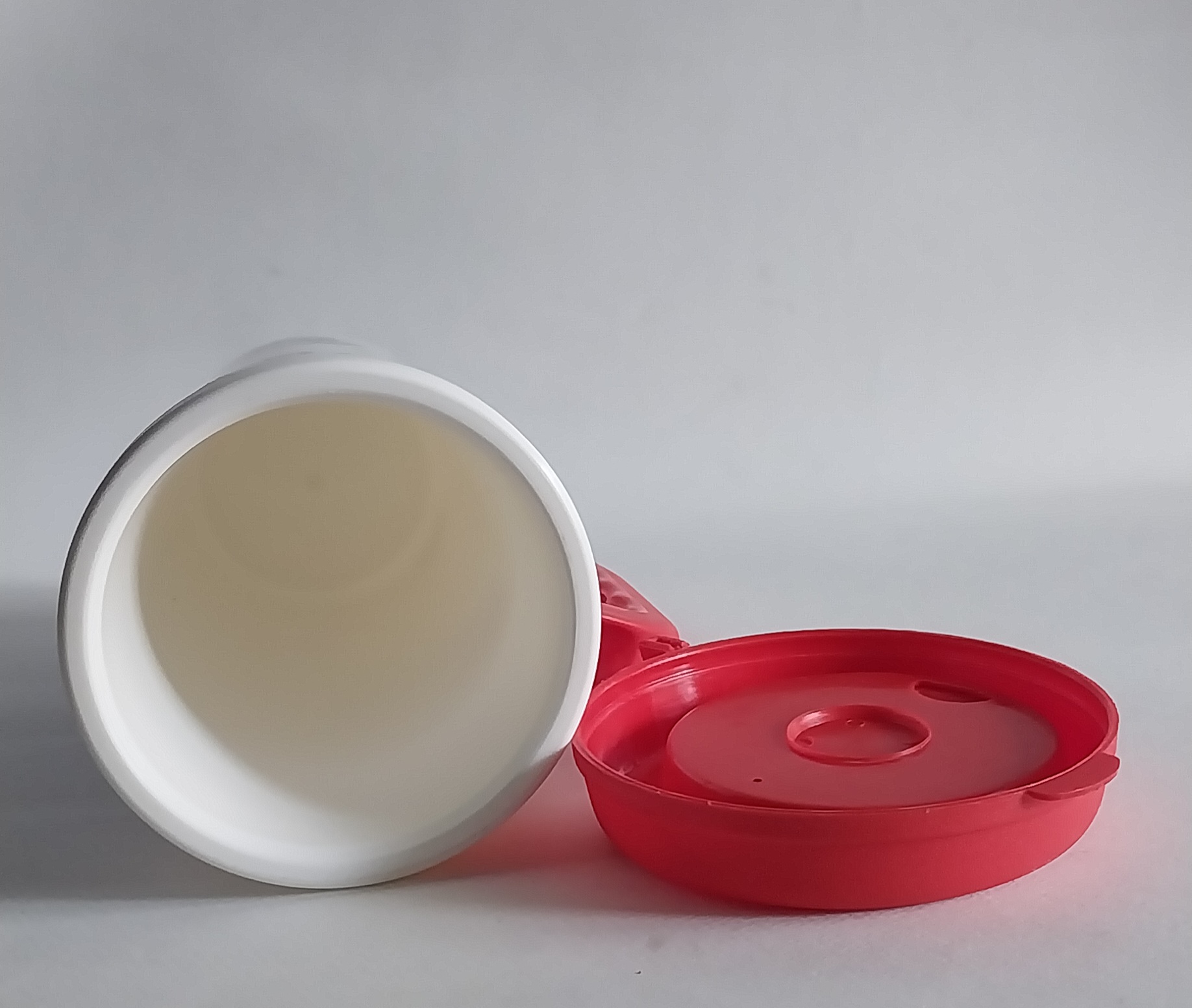 แก้วน้ำพลาสติกสีขาว แดงมีหูจับ ขนาดใหญ่ประมาณ 32 ออนซ์ ลายคิตตี้ใส่เสื้อ7-11 Hello Kitty จาก Sanrio ของสะสมจาก7-11