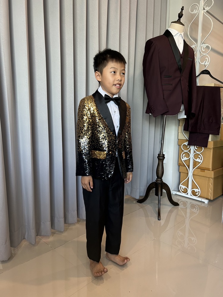 เช่า ชุดสูทเด็กชาย งานกลิตเตอร์ไล่สีทองดำ กระดุมเดียว