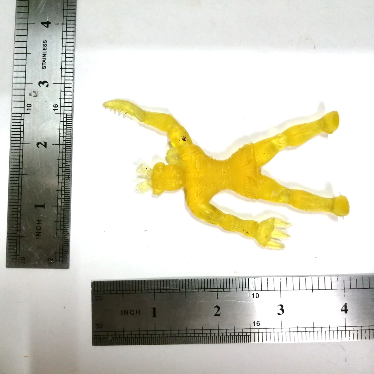 ตุ๊กตุ่นยาง สัตว์ประหลาด ตัวใสสีเหลือง ขนาดราว 3 นิ้ว