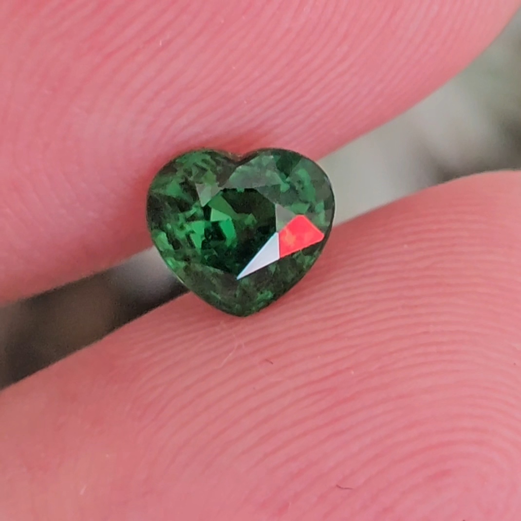 พลอย ซาโวไรท์ Tsavorite Garnet 1.16 กะรัต (Cts.) ดิบ Unheated พร้อมใบเซอร์ อัญมณีมงคลประจําวันเกิด เครื่องประดับพลอย