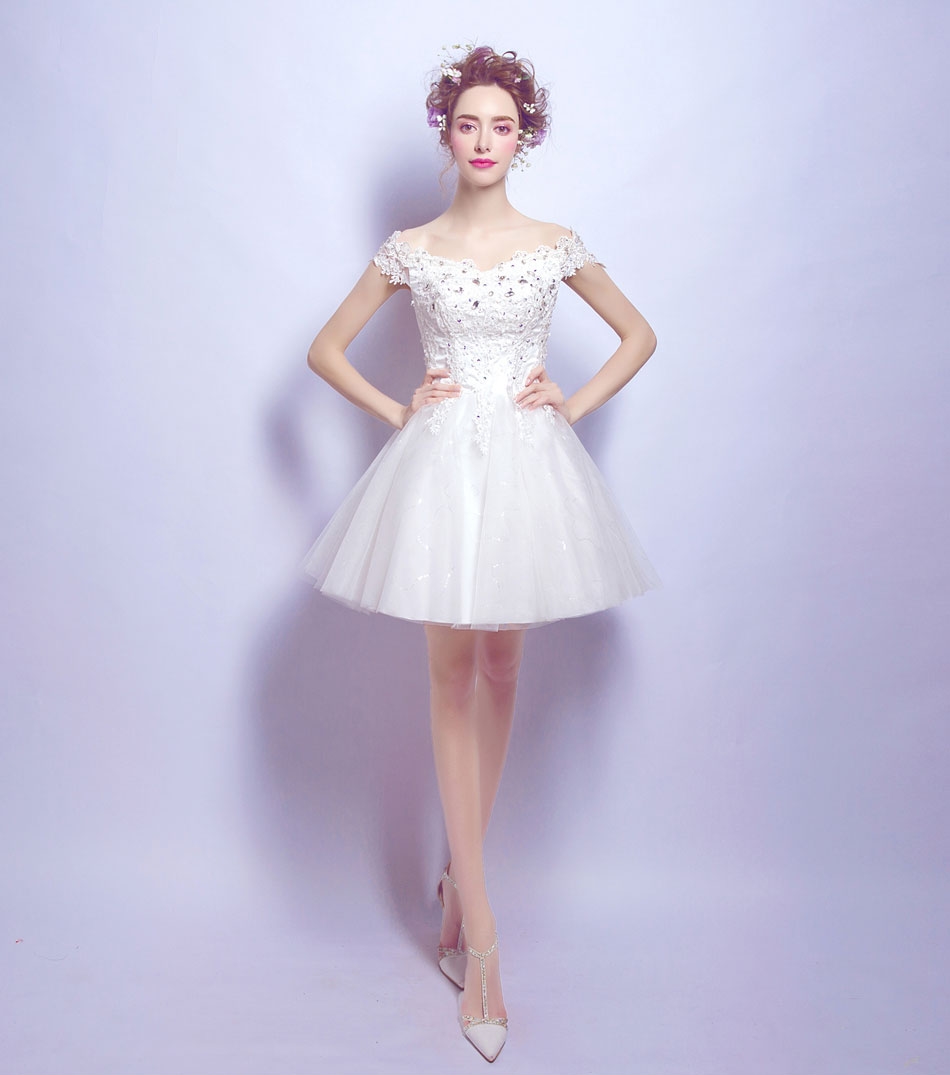 Pre-order ชุดแฟนซี ชุดเจ้าสาว ชุดราตรีสั้น สีขาว ไหล่ปาด ผ้าลูกไม้ แต่งคริสตัล ปักเลื่อมช่วงอก เชือกผูกหลัง