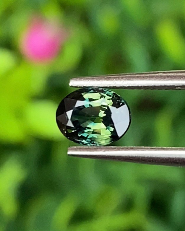 พลอย แซฟไฟร์ 3 สี Tri Color Sapphire 0.85 กะรัต Cts. พลอยแท้ อัญมณีมงคลประจําวันเกิด เครื่องประดับพลอย