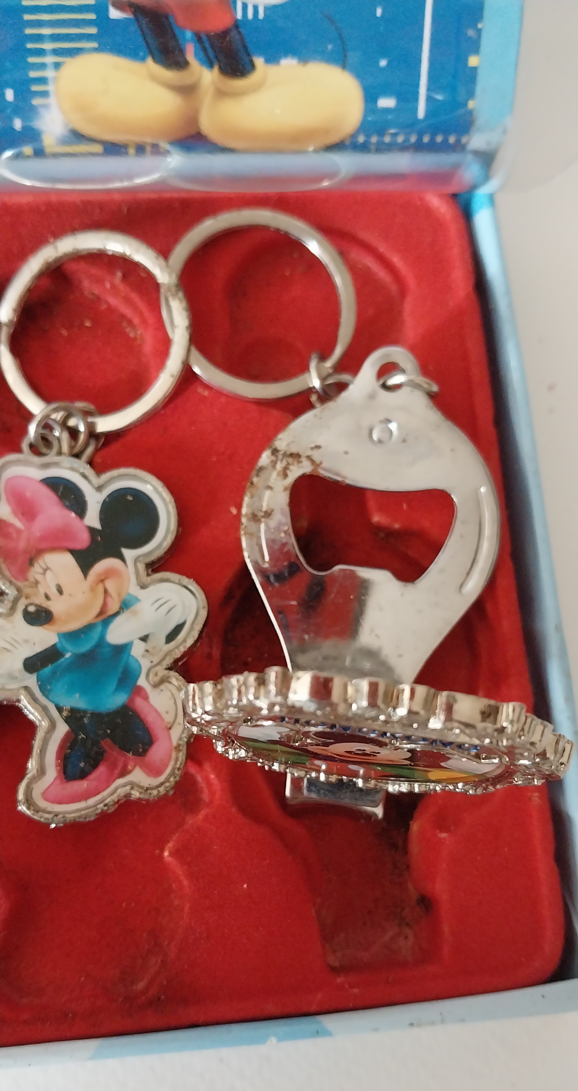 ของสะสมเก่า พวงกุญแจจากดิสนีย์HongKong มี4ชิ้น ชิ้นขวาสุดเป็นกรรไกรตัดเล็บ ***ขึ้นสนิมบ้าง โปรดดูทุกภาพ