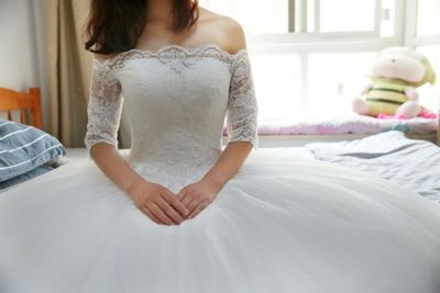 ชุดแต่งงาน ไหล่ปาด แขนสามส่วน