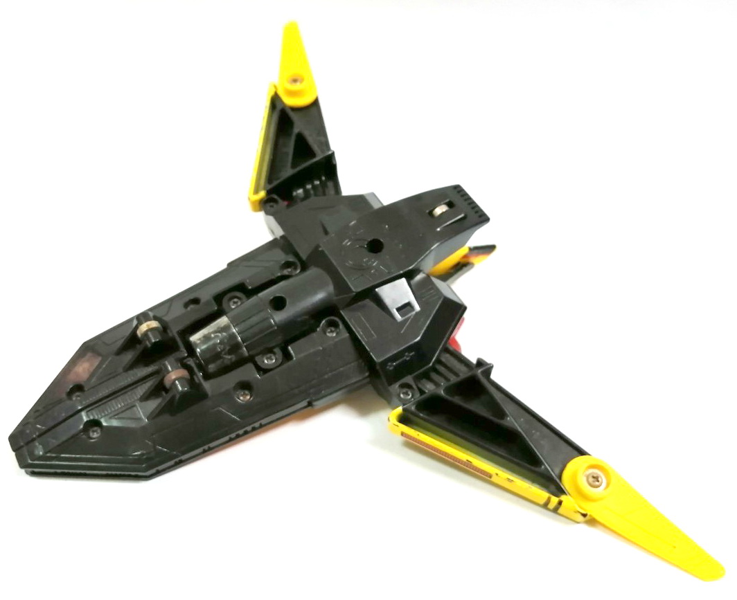 ของเล่น ของสะสม ยาน Guts Wing 2 ยานประจำหน่วย Guts ของอุลตร้าแมน ทีก้า Ultraman TIGA เป็นยานรบหลักลำที่สองของหน่วย ติดตั้งปืนแสงสองกระบอก ตัวนี้เป็นของเล่นชุด DX ปรับสภาพเปลี่ยนรูปแบบยานได้ ด้วยการพับปีกและปีกซ่อนชิ้นเล็ก และสามารถเปิดส่วนหน้าของยาน เป็นป