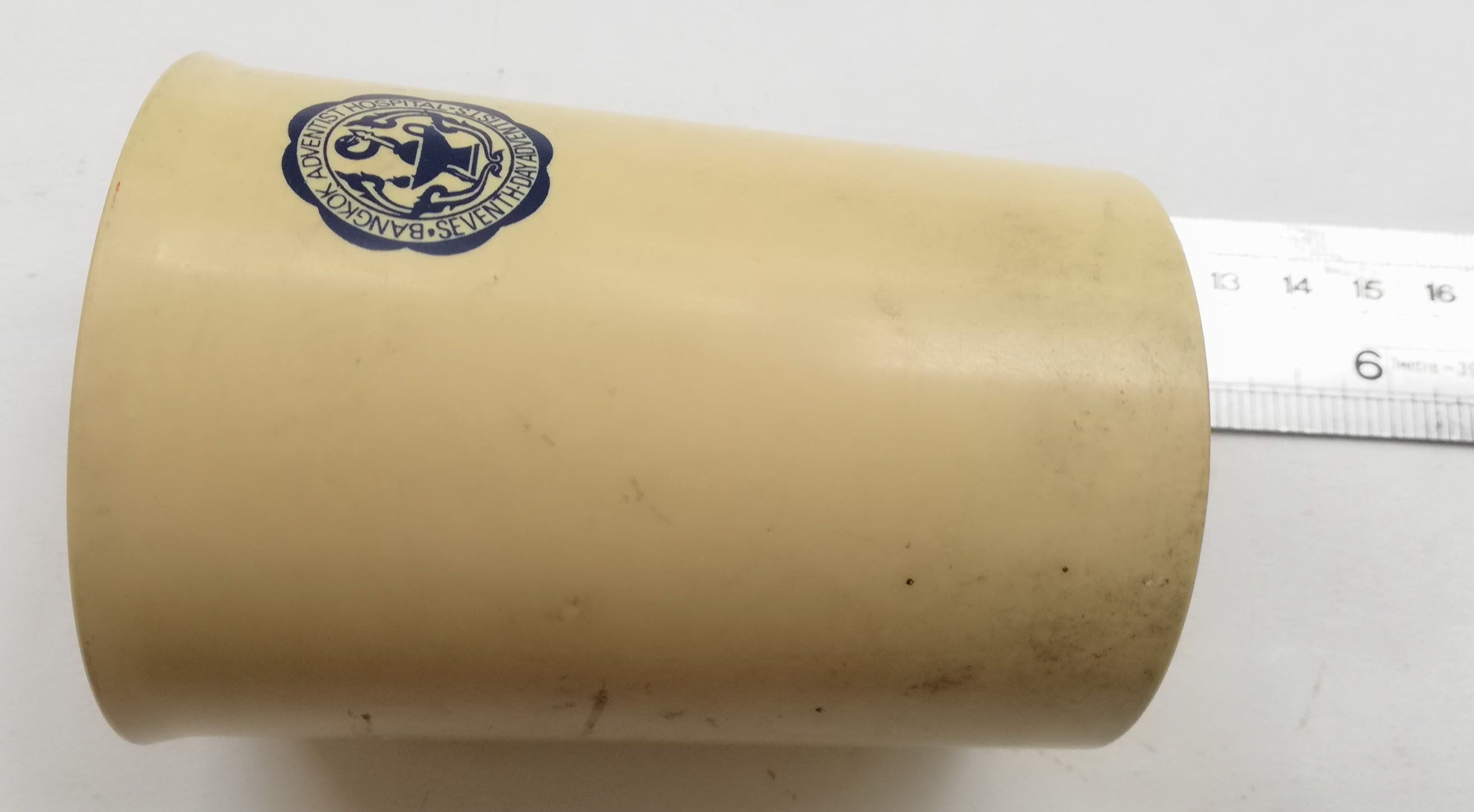 ของเก่าสะสม แก้วน้ำพลาสติกขนาดเล็ก ของสะสมจากADVENTIST HOSPITAL ของเก่ามีตำหนิ โปรดตรวจสอบทุกภาพ