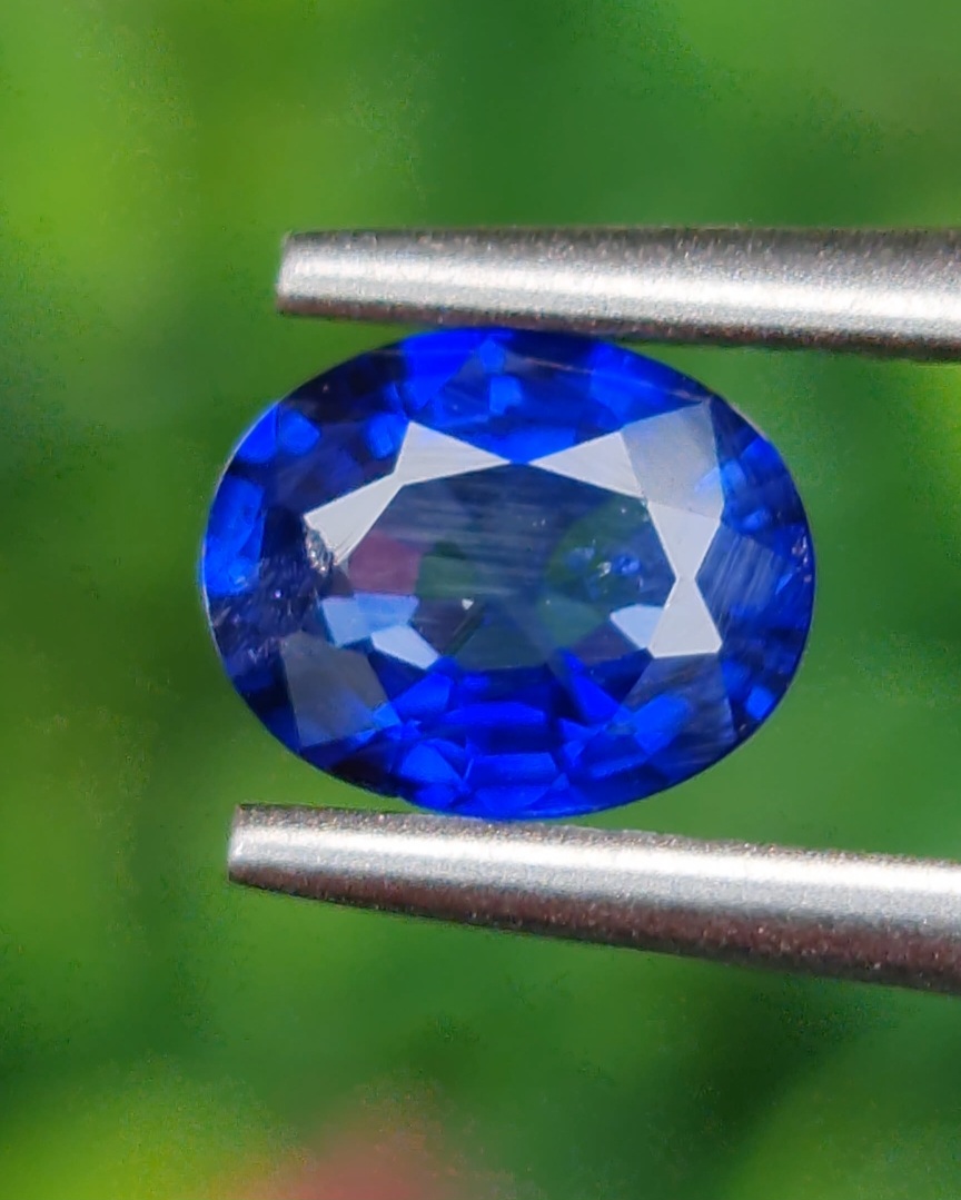พลอย ไพลิน (Blue Sapphire) 1.00 กะรัต (Cts.) สีพิเศษ วิวิด บลู (Vivid Blue) พร้อมใบเซอร์ พลอยแท้ อัญมณีมงคลประจําวันเกิด เครื่องประดับพลอย