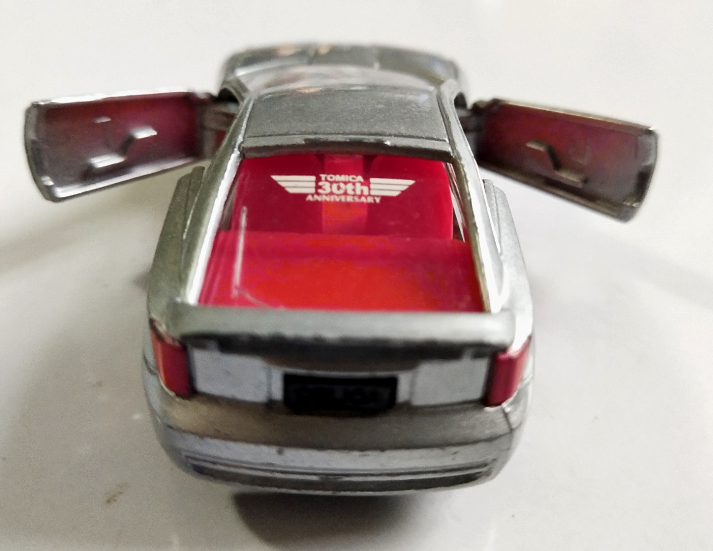 ของเล่น ของสะสม**มีตำหนิ กระจกร้าว ,รถเหล็ก Diecast car รถสปอร์ตสีเงิน เปิดประตูได้ Toyota Celica จาก Tomica
