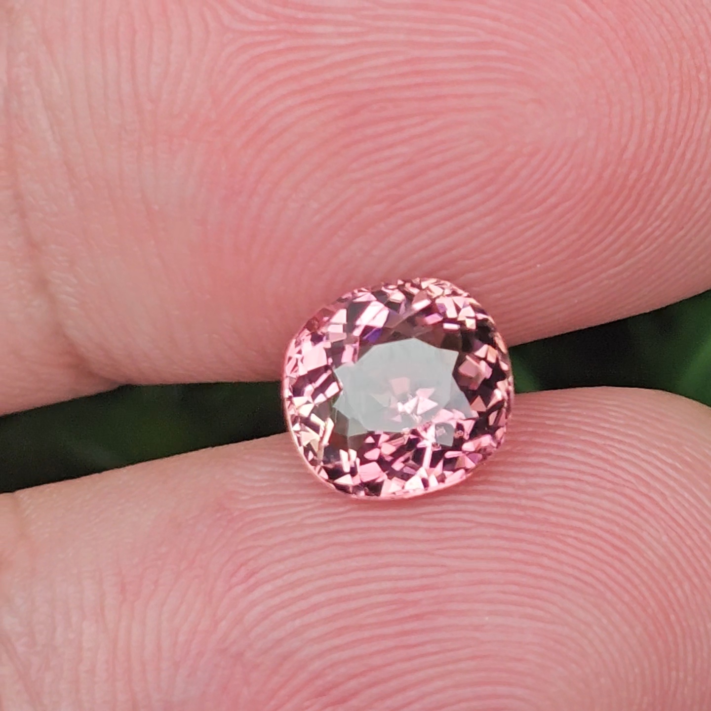 พลอย ทัวร์มาลีน Tourmaline 1.97 กะรัต (Cts.) พลอยแท้ อัญมณีมงคลประจําวันเกิด เครื่องประดับพลอย