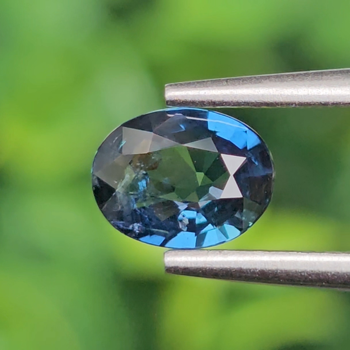 พลอย ไพลิน Greenish Blue Sapphire 0.59 กะรัต (Cts.) ดิบ (Unheated ) พลอยแท้ อัญมณีมงคลประจําวันเกิด เครื่องประดับพลอย
