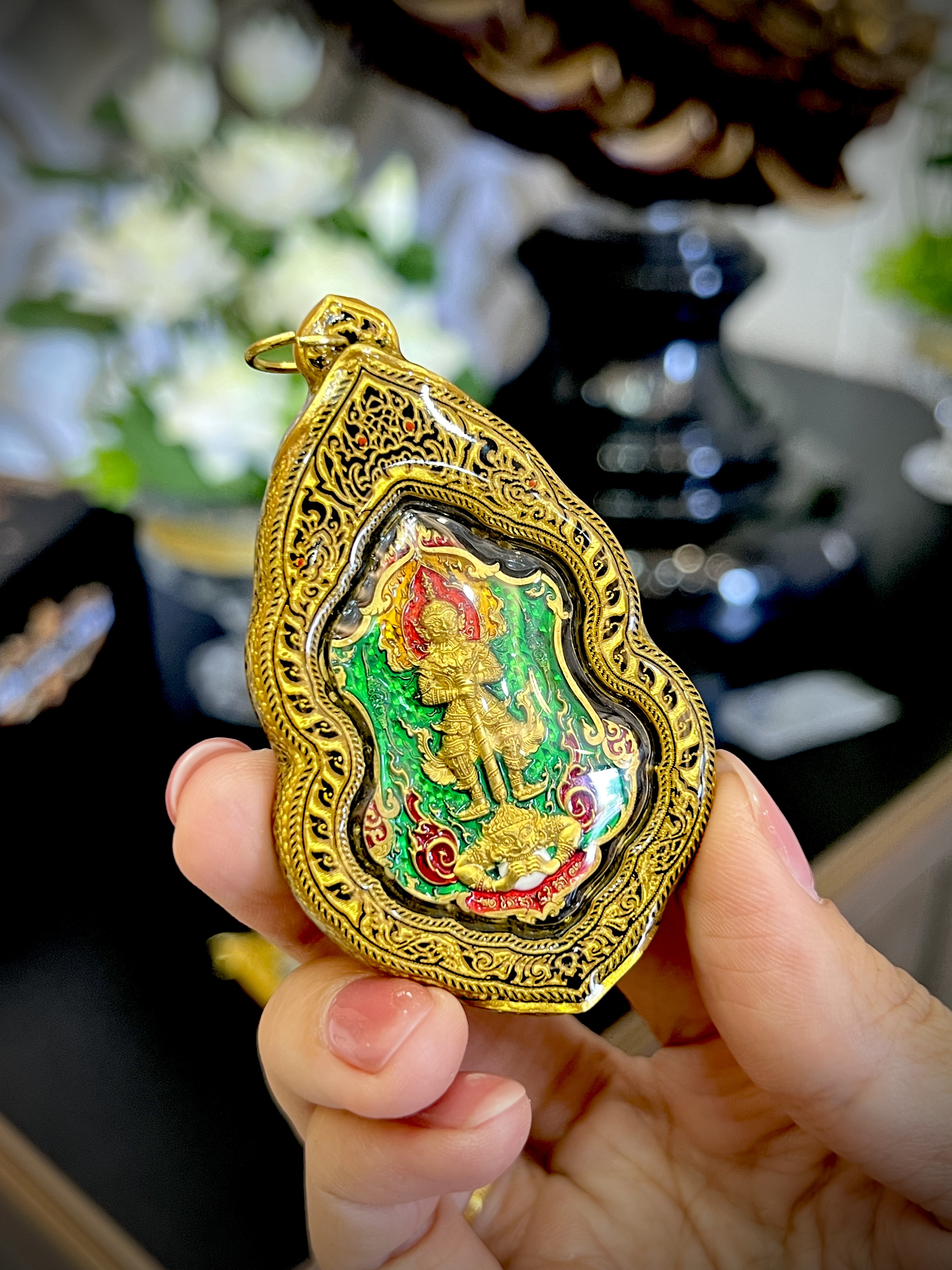 บริการเลี่ยมแบบมีลายขอบข้าง No.A สีทอง (แบบห้อยคอ ขนาดพระไม่เกิน 5 เซนติเมตร) ** ลูกค้าส่งงานมาเลี่ยมที่ร้าน ระยะเวลาเลี่ยมประมาณ 3-5 วัน ไม่รวมระยะเวลาจัดส่ง **