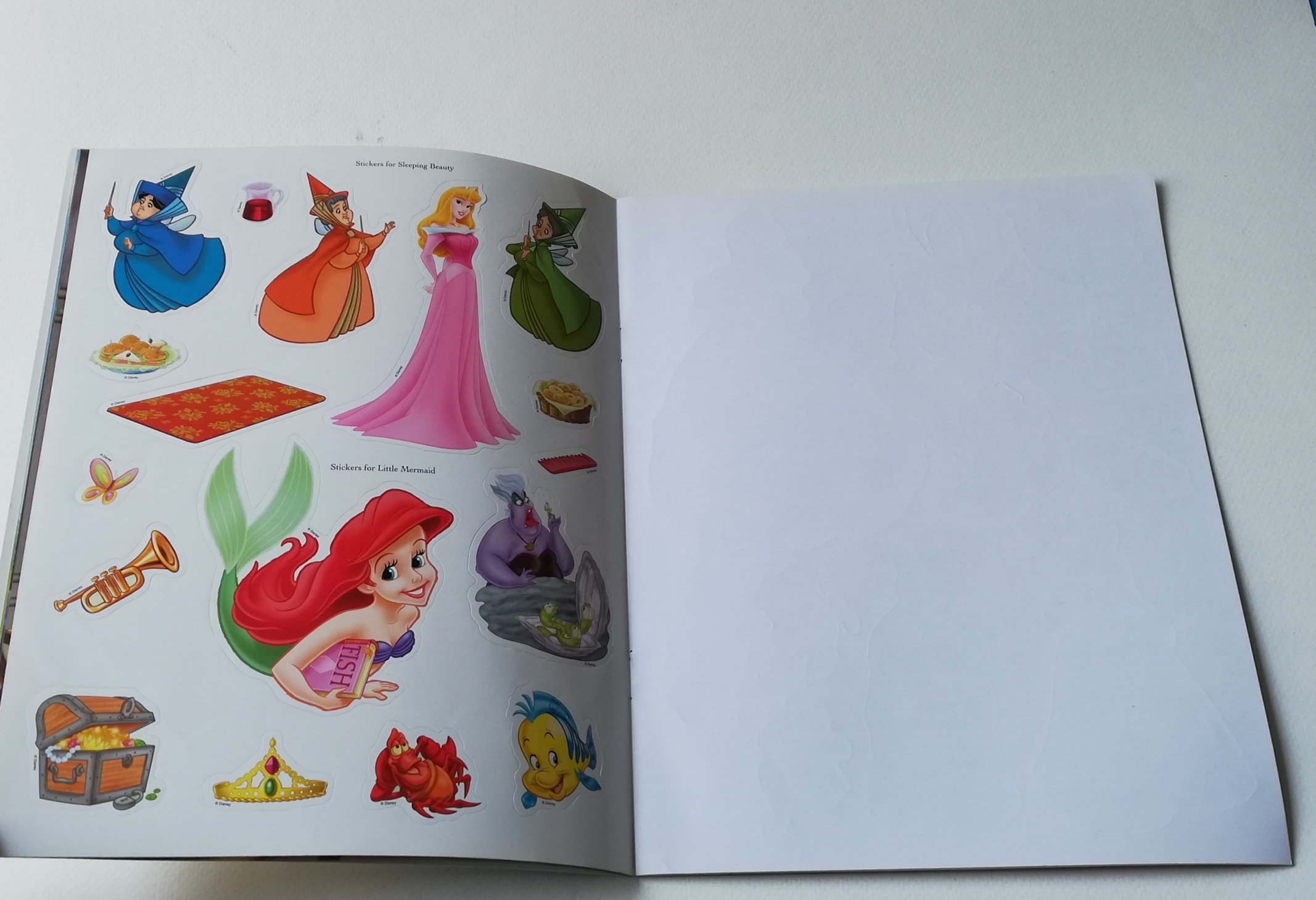 มีหลายภาพ,มุมปกล่างมีตำหนิ หนังสือนิทานพร้อมสติ๊กเกอร์ เจ้าหญิงดิสนีย์ Sticker Scene :- แอเรียล ,แบลล์ ,ซินเดอเรลล่า, สโนไวท์, อาละดิน