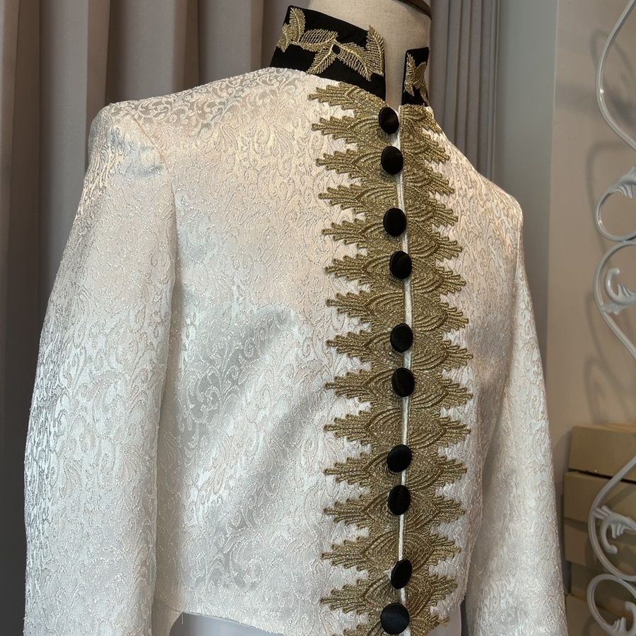 เช่า เสื้อสูทเจ้าชาย สูทอังกฤษ ขุนนางอังกฤษ สีขาว ปักดิ้นสีทอง